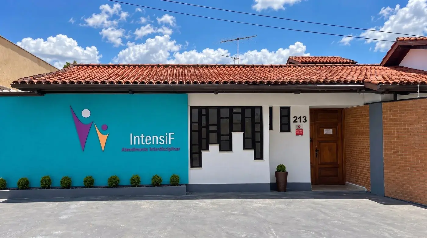 Fachada da clínica IntensiF, parede turquesa com o logotipo e o número 213, em Bragança Paulista.